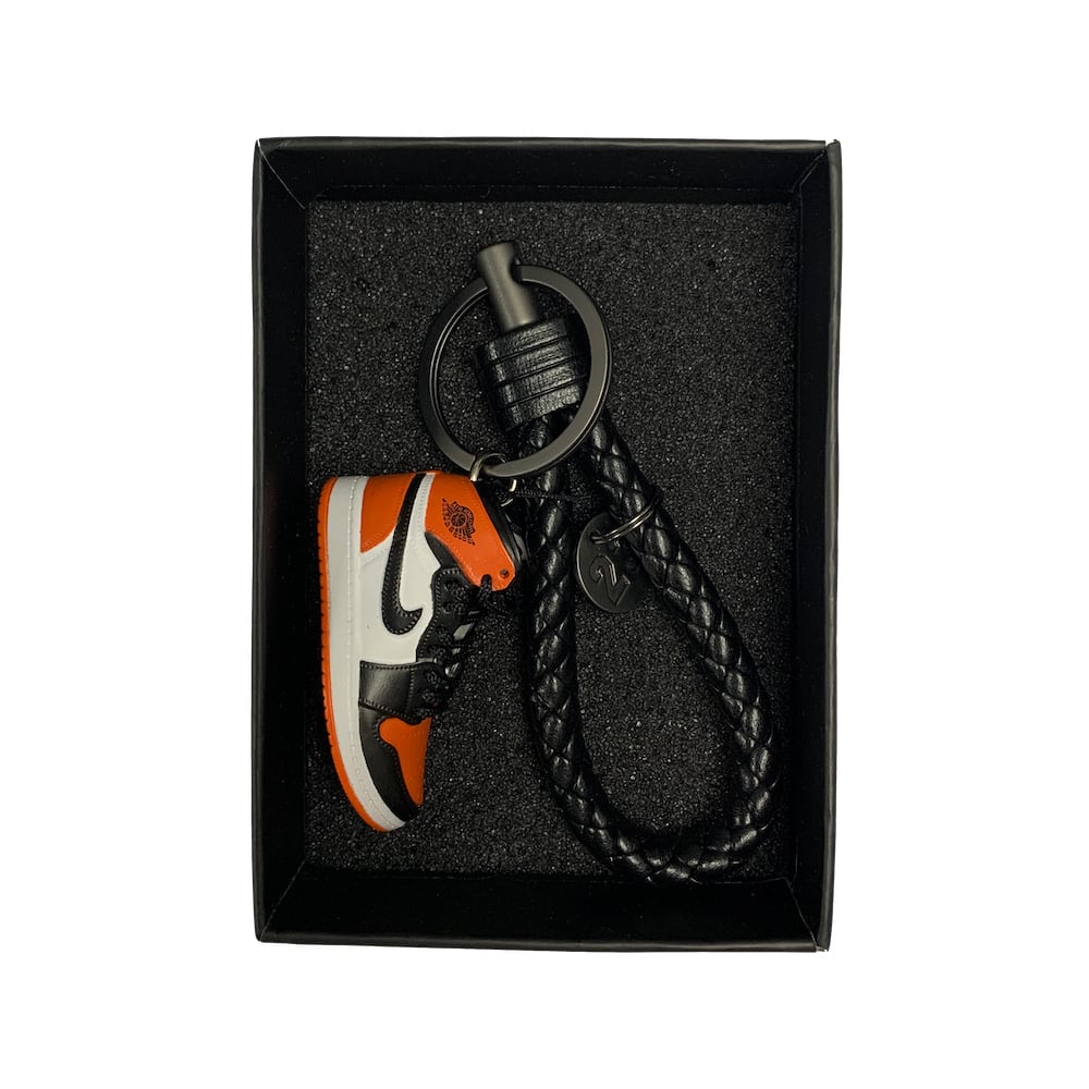MINI-SNEAKER ZERSTÖRT 