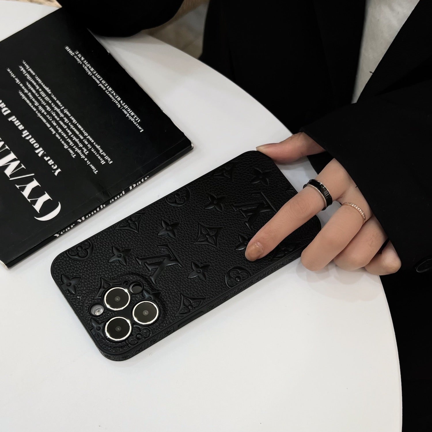 SCHWARZE LV CUSTOM-SEITE 