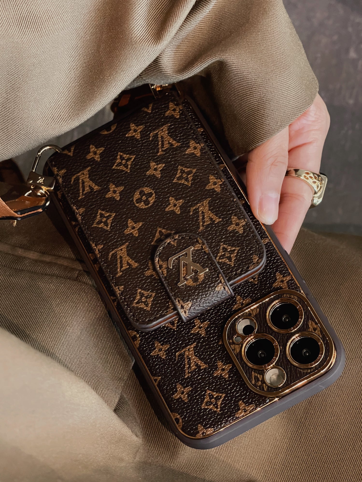 L TASCHE GOLD DETAILS 